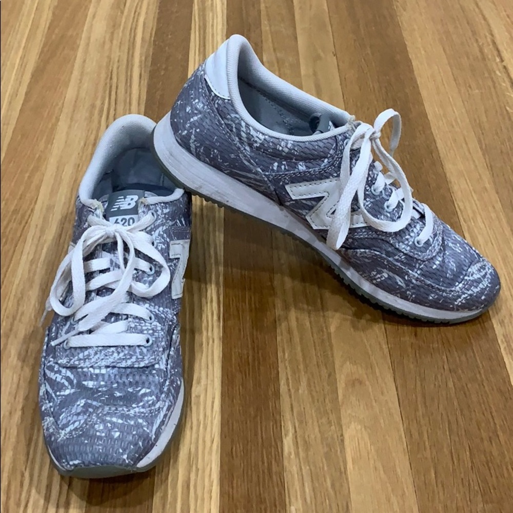 New Balance 620 Women’s Gray/White Shoe - Sz 7.5